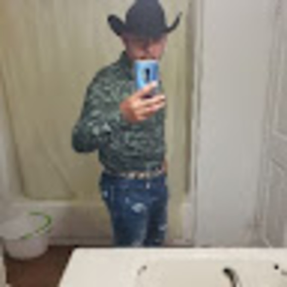 Profile Picture of Misael Chazari (@misazari01) on Poshmark