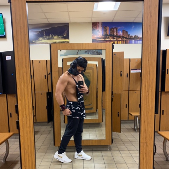 Profile Picture of Cameron Ramos (@cxram0s) on Poshmark