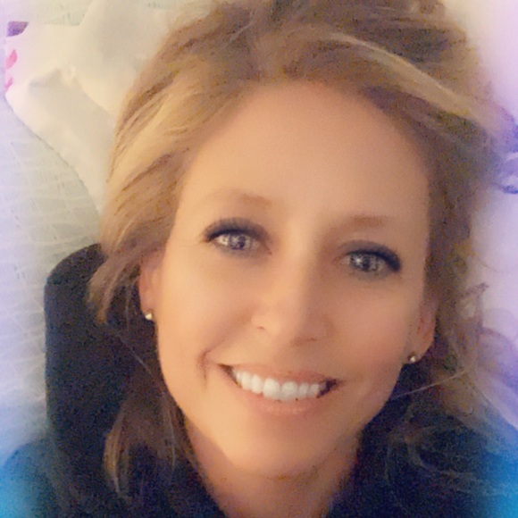 Profile Picture of Angie Stierwalt (@stierwam) on Poshmark