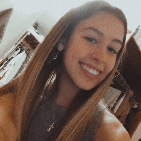 Profile Picture of Hannah Budek (@budekhd) on Poshmark