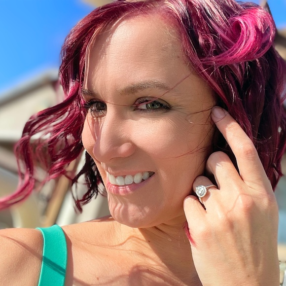 Profile Picture of Leah Danielson (@ldanielson1988) on Poshmark