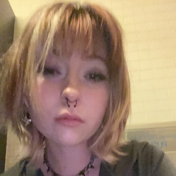 Profile Picture of Esperanza Beagley (@c0m3t0k_) on Poshmark