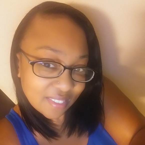 Profile Picture of Shauna Mabelle (@shaunamabelle) on Poshmark