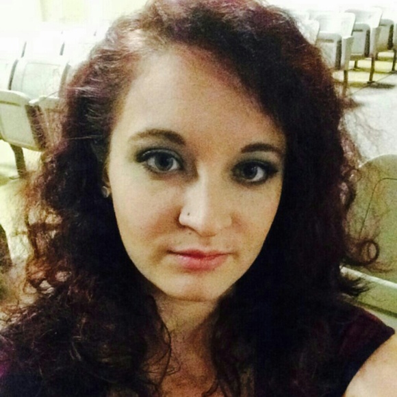 Profile Picture of Megan Fowler (@mgnelizabeth94) on Poshmark