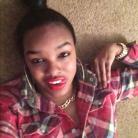 Profile Picture of Desirae Wright (@ddww94) on Poshmark