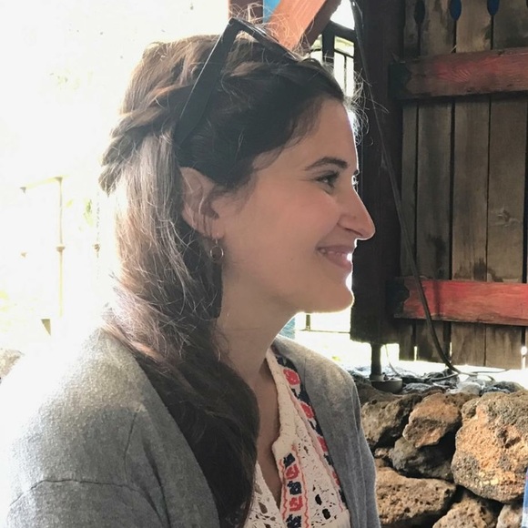 Profile Picture of Lisa Morrone (@leesermor) on Poshmark