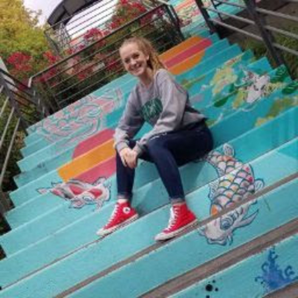 Profile Picture of Mikayla Haessler (@mhaessler) on Poshmark