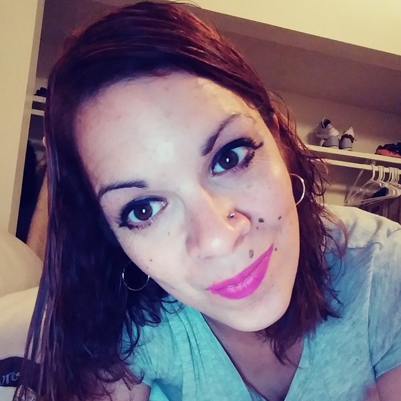 Profile Picture of Rene Nido (@rene2002) on Poshmark