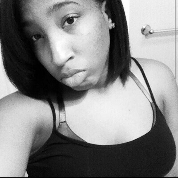 Profile Picture of Lyronda Oliver (@ldanielle23) on Poshmark