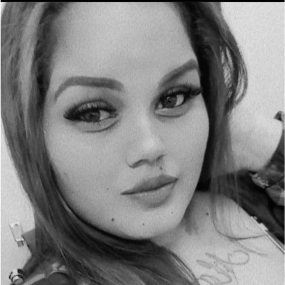Profile Picture of Andrena Ahyo (@andrenaahyo) on Poshmark