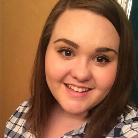 Profile Picture of Amy Hansen (@dreamingofdeals) on Poshmark