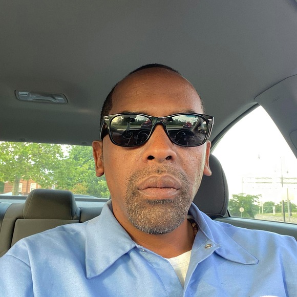 Profile Picture of Dujuan Sr. (@dgravessr) on Poshmark