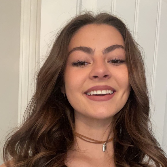 Profile Picture of Alivia💗🌸❗️ Waltrip (@aliviawaltrip) on Poshmark