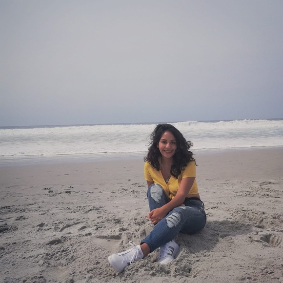 Profile Picture of Ana paula Abanto (@anahs22) on Poshmark