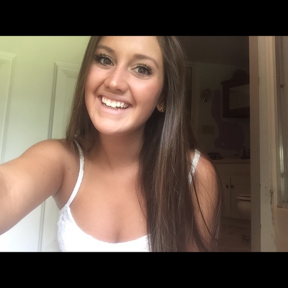 Profile Picture of Caroline Steele (@carolinesteele9) on Poshmark