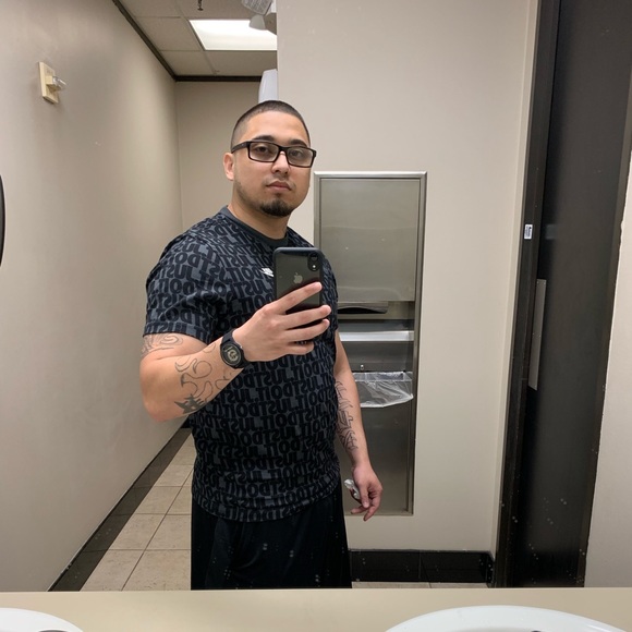 Profile Picture of Leandro Guel (@leandroguel) on Poshmark