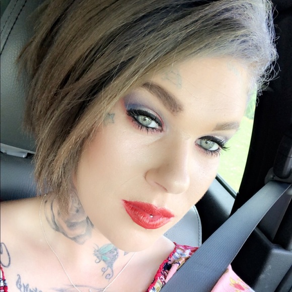 Profile Picture of Brittany Mummel (@brittdeshea) on Poshmark