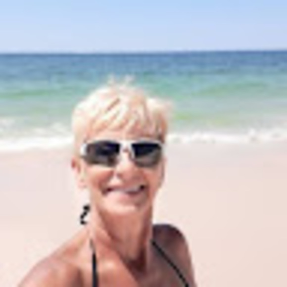 Profile Picture of Janet Amundson (@janetamundson09) on Poshmark