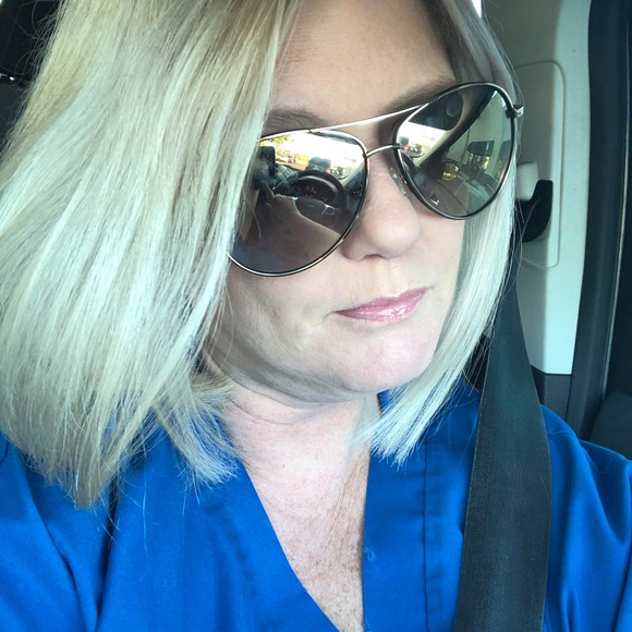 Profile Picture of Elizabeth Rossback (@erossback) on Poshmark