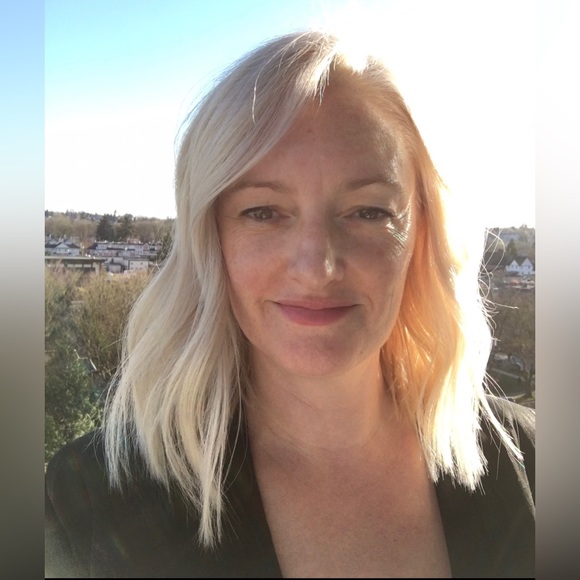 Profile Picture of Fiona Roberts (@fionakr) on Poshmark