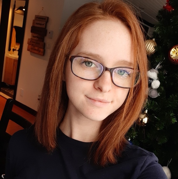 Profile Picture of Amanda Archibald (@amandaa1999) on Poshmark