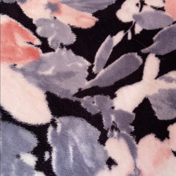 Profile Picture of Nayelli Capetillo (@n_capetillo) on Poshmark