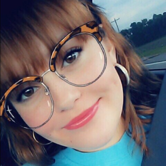 Profile Picture of Lily Limore (@nat3l1ly04) on Poshmark