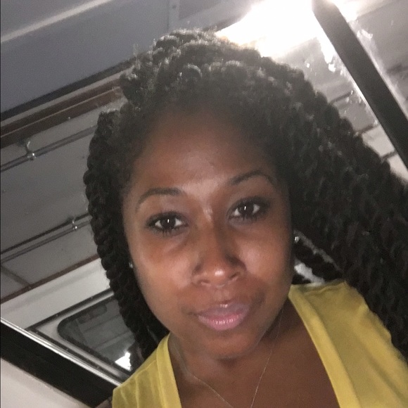 Profile Picture of Vanessa Maragh (@maraghv06) on Poshmark