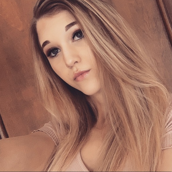Profile Picture of Brianna Himes (@brianna_himes) on Poshmark