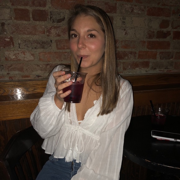 Profile Picture of Julia Mccracken (@jmccracken) on Poshmark