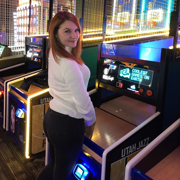 Profile Picture of Cassandra Heynen (@cassandra0195) on Poshmark