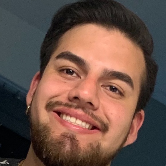 Profile Picture of Renzo Ramirez (@renzoram429) on Poshmark