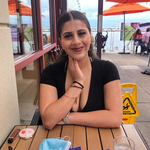 Profile Picture of Andrellina Zelaya (@zelayaandrea) on Poshmark