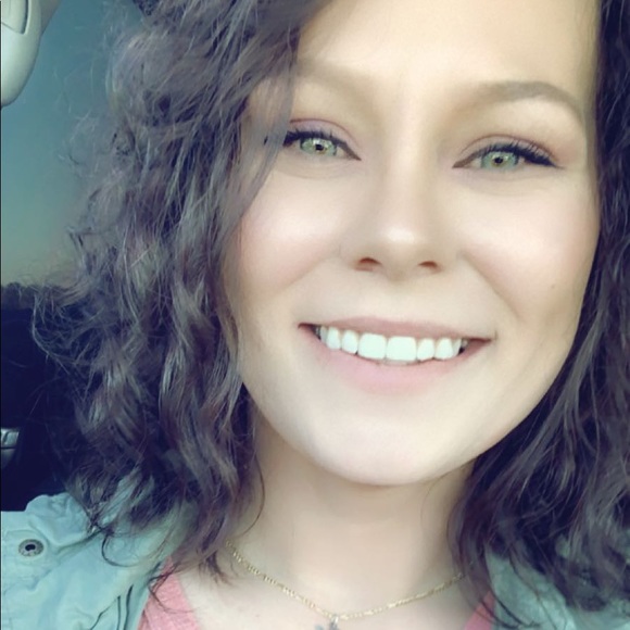 Profile Picture of Kellie Landers (@killerkelliee) on Poshmark