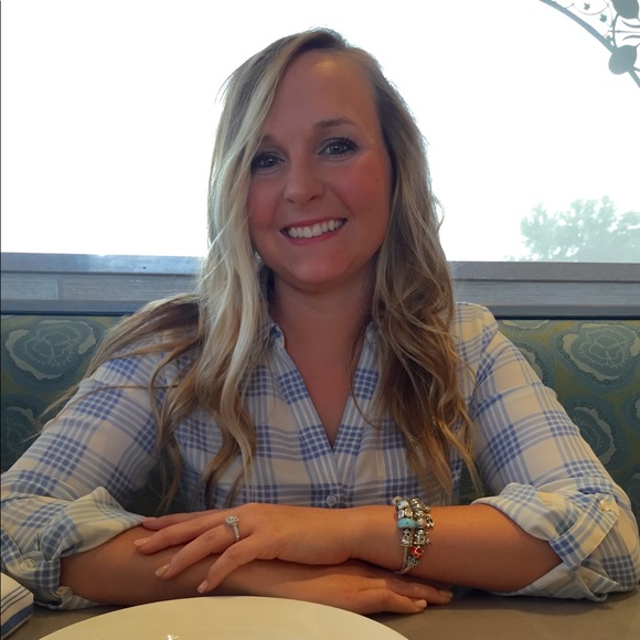 Profile Picture of Kayla Osterhage (@klangen3) on Poshmark