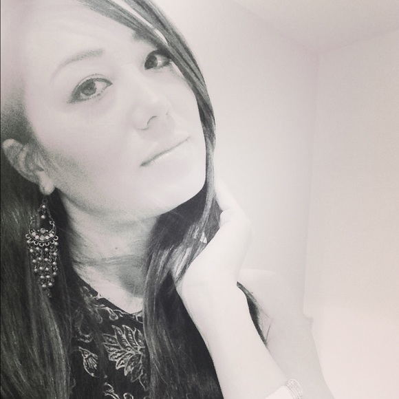 Profile Picture of Christina Bosarge (@me_cklsr) on Poshmark