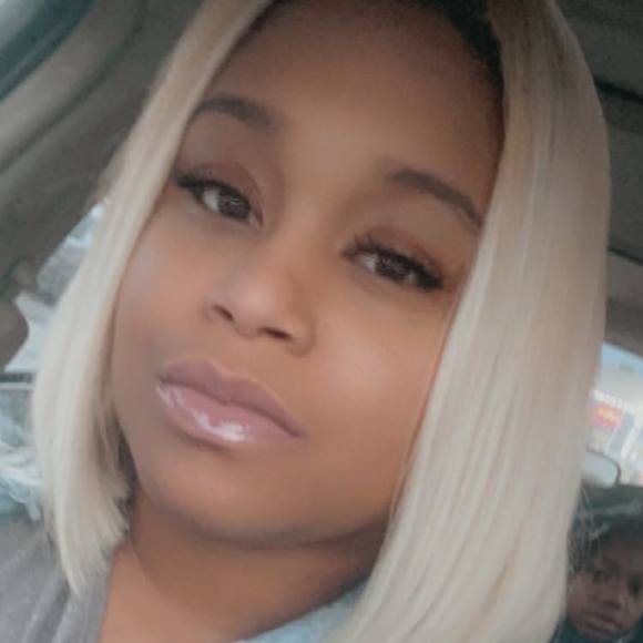 Profile Picture of Kelli Curry (@simply_kellz) on Poshmark