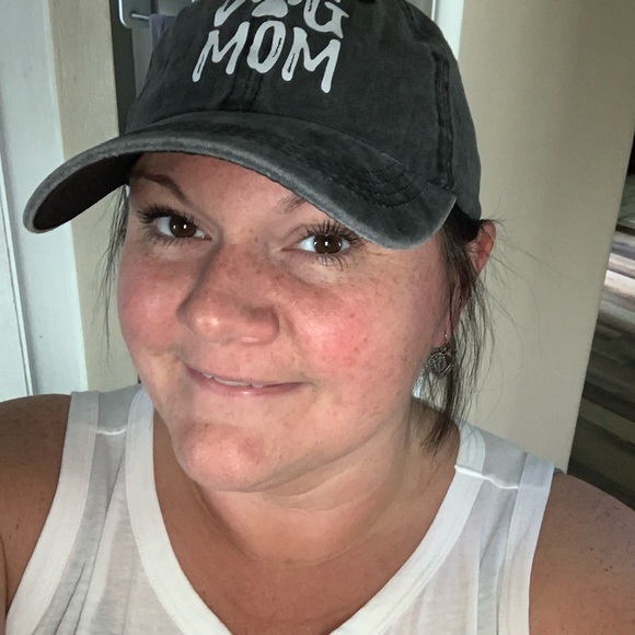Profile Picture of Elizabeth Jakubec (@egreve1023) on Poshmark