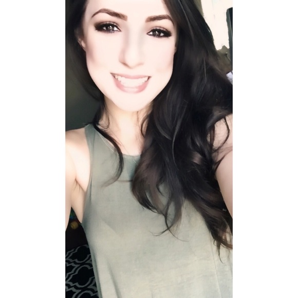 Profile Picture of Ella Badgley (@ella_badgley) on Poshmark