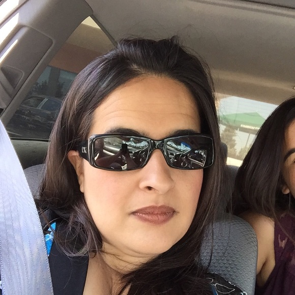 Profile Picture of M Mitchell (@marinagm) on Poshmark