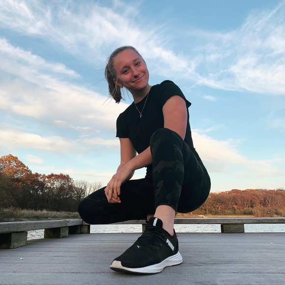 Profile Picture of Paulina Stopka (@xo_paulinnaa) on Poshmark