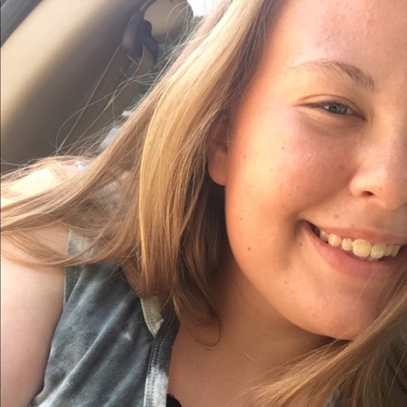 Profile Picture of Amber Snavely (@asnavely82) on Poshmark