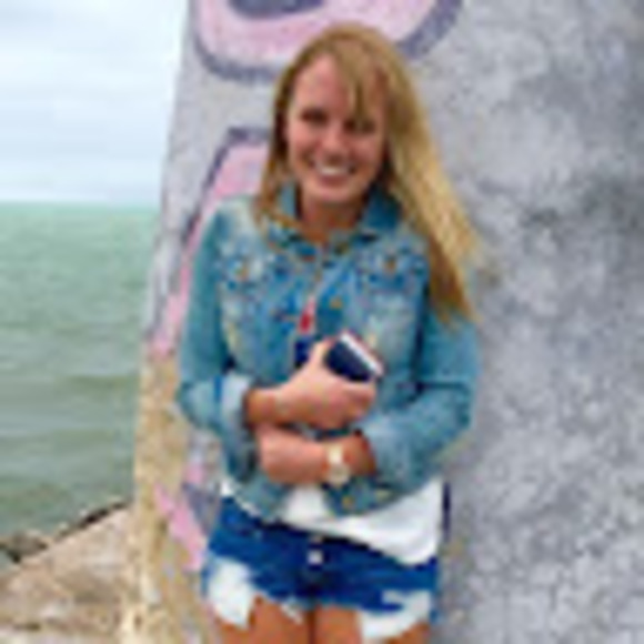 Profile Picture of Ashley Scalise (@ams072189) on Poshmark