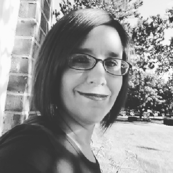 Profile Picture of Angela Grody (@amgrody) on Poshmark