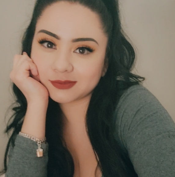 Profile Picture of Daniela Luna (@danielaluna301) on Poshmark