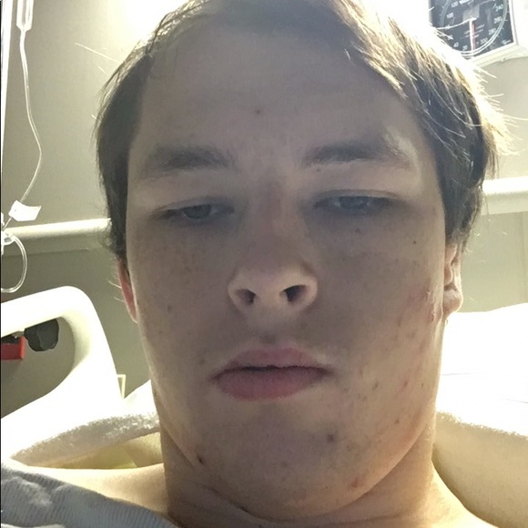 Profile Picture of Joshua Hunter (@joshuatyler2001) on Poshmark