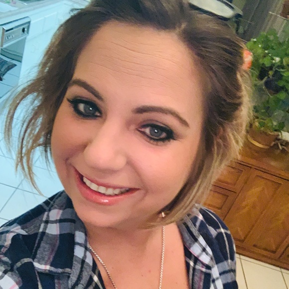 Profile Picture of Tara Percinsky (@tpercinsky) on Poshmark