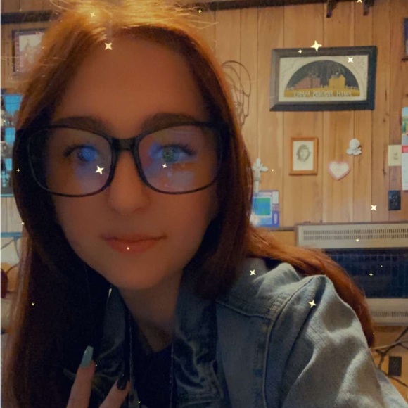 Profile Picture of Lisa Pratt (@anna0305) on Poshmark