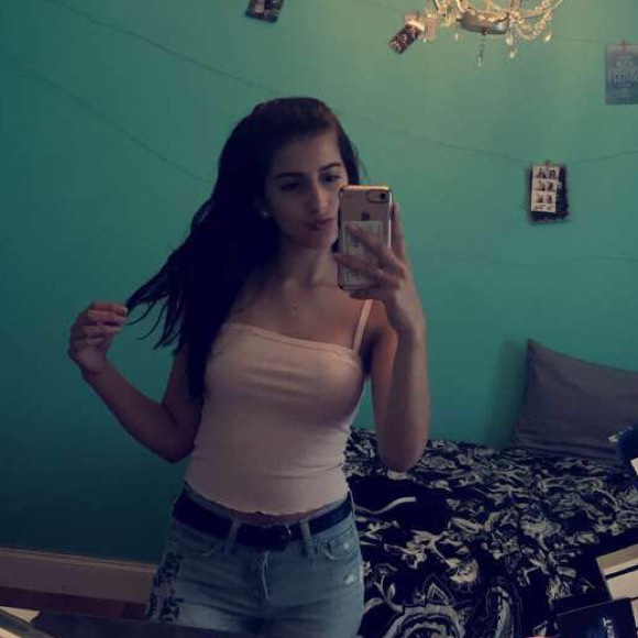 Profile Picture of Victoria Derise (@victoriaderise) on Poshmark