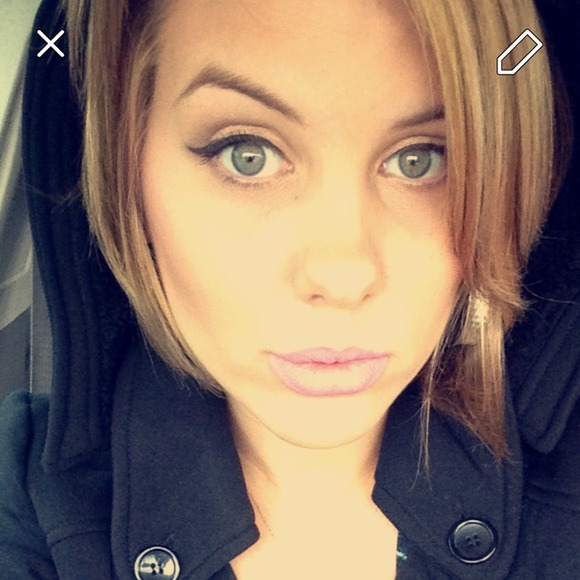 Profile Picture of Larissa Lanham (@llanham07) on Poshmark